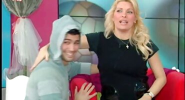 తన సెక్స్ బ్లూ ఫిలిం తెలుగు భార్యకు బహుమతిగా బదులుగా, వ్యక్తి వేశ్యపై సేకరించిన డబ్బును విసిరివేశాడు