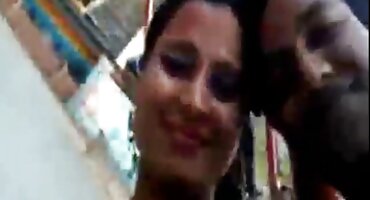 చురుకుగా డిక్ మీద జంపింగ్