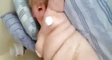 నల్లటి జుట్టు గల స్త్రీని తిరిగి ముందుకు లఘు చిత్రాలు కోసం యోని మీద బ్లూ ఫిలిం సెక్స్ ఫిలిం తెలుగు కామ్