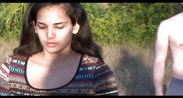 నల్లటి జుట్టు గల స్త్రీని