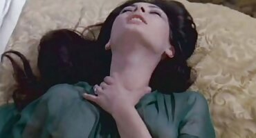 నల్లటి జుట్టు గల స్త్రీని