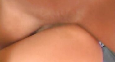 టేబుల్ వద్ద అమ్మాయి ఒక పిరుదులపై కోసం ఆమె కాళ్ళు వ్యాప్తి బ్లూ ఫిలిం తెలుగు సెక్స్