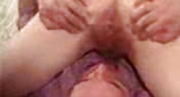 ఆమె కాళ్ళను పైకి లేపింది