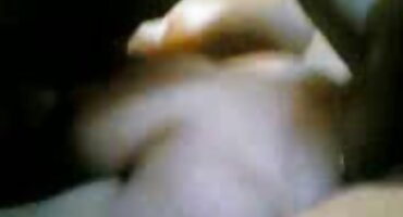 నల్లటి జుట్టు గల స్త్రీని