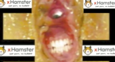 ఒక నల్లటి సెక్స్ తెలుగు బ్లూ ఫిలిం జుట్టు గల స్త్రీని ఇబ్బంది పెట్టాడు మంచం మీద యువ టీన్స్