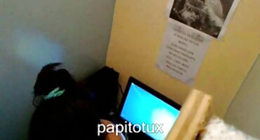 వెనుక నుండి ఇబ్బంది పెట్టాడు