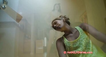 ఒక స్కర్ట్ లో అమ్మాయిలు