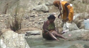 ఒక హోటల్ లో తనను తాను విడిచిపెట్టాడు