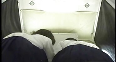 సన్నగా నల్లటి జుట్టు గల స్త్రీని