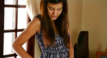 సన్నని తెలుగు సెక్స్ బ్లూ ఫిలిమ్స్ నల్లటి జుట్టు గల స్త్రీని మరియు శృంగారమైన సెక్స్ కోసం కాళ్లు ప్రేరేపించడమ్