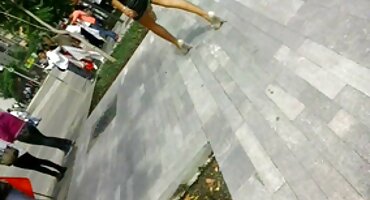 ఆమె కాళ్ళు విస్తరించి